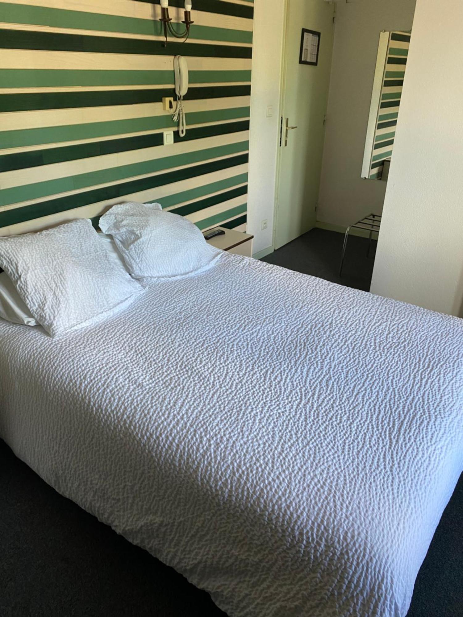 Hotel-Restaurant Les Trois Maures Verdun-sur-le-Doubs Eksteriør bilde